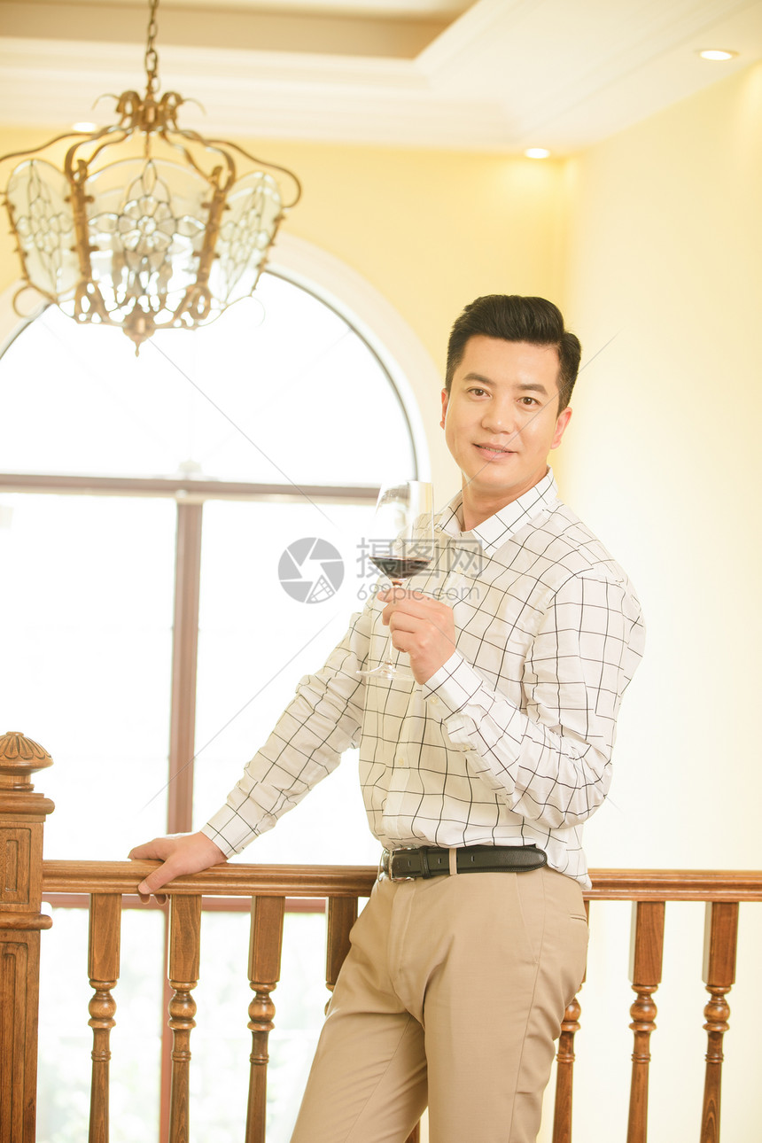 衬衫成熟别墅中年男人拿着高脚杯图片