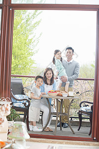 幸福家庭在阳台吃早餐图片