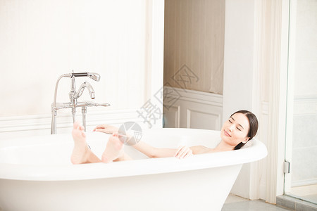 幸福能力水龙头青年女人在浴室沐浴图片