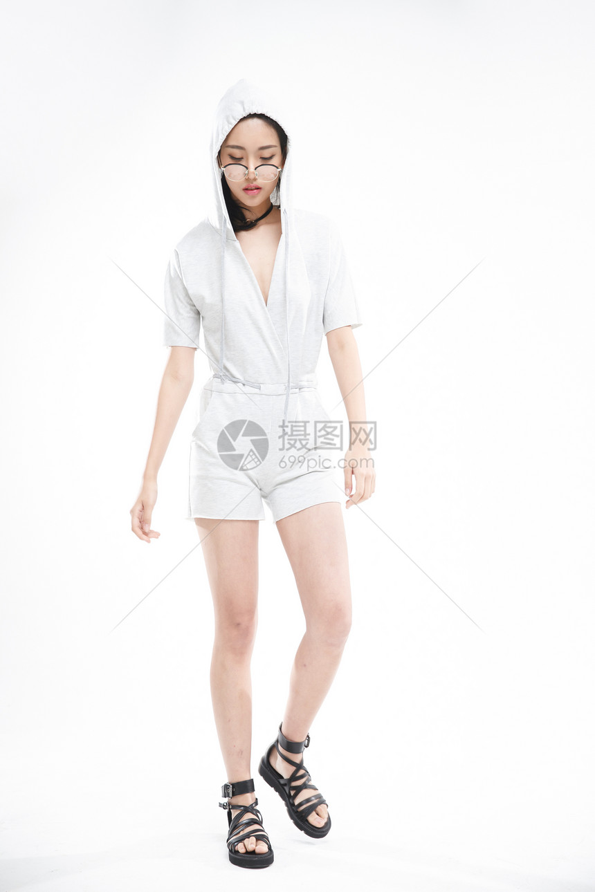 垂直构图活力运动服可爱的青年女孩图片