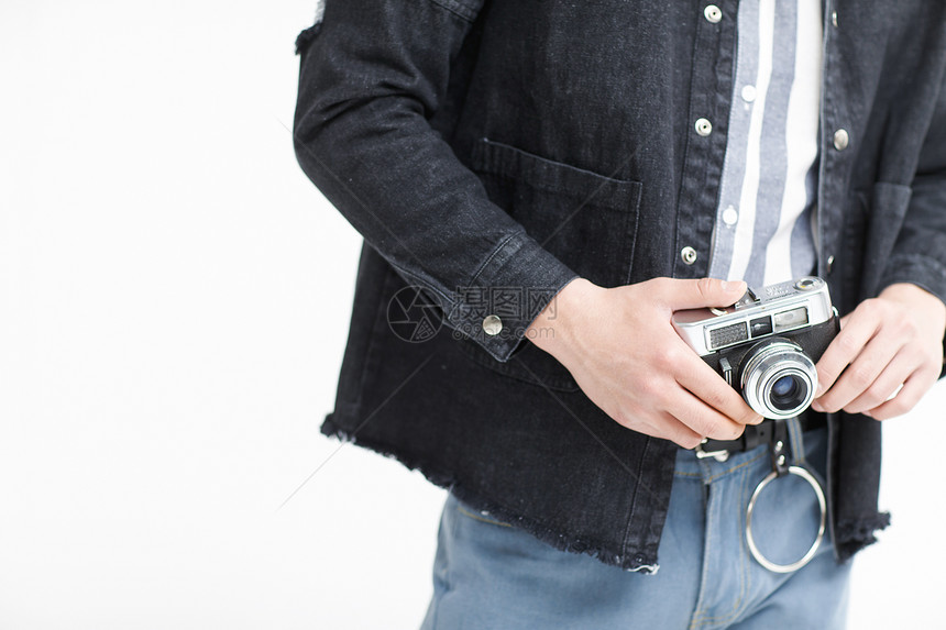 站着注视镜头拍照青年男人拿着照相机图片
