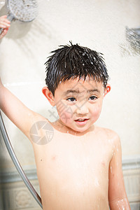 洗澡盆纯洁幸福小男孩在洗澡图片