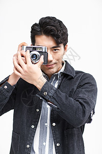 彩色图片青年人东方人青年男人拿着照相机背景图片
