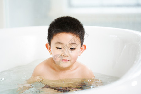 新标家居素材亚洲湿洗涤小男孩在洗澡背景