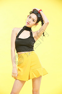 高跟鞋背景分离黄色时尚的青年女人图片