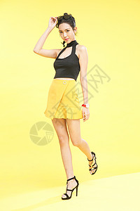 黄色短裙影棚拍摄感18岁到19岁时尚的青年女人背景
