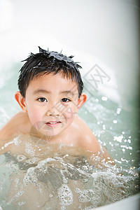 家居设施东亚开端小男孩在洗澡图片