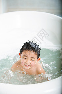 开端湿健康小男孩在洗澡高清图片