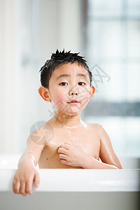 家居焕新季学龄前儿童健康童年小男孩在洗澡背景