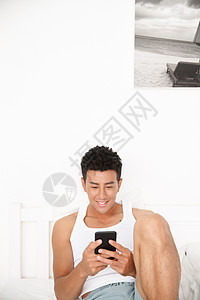 宅男房间帅哥休闲20多岁青年男人在卧室玩手机背景