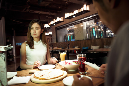 高兴的愉悦亚洲青年情侣吃晚餐图片