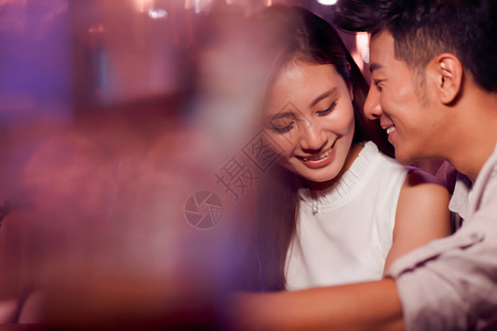 北京相伴20多岁青年情侣的夜生活图片