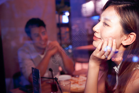 灯光微笑桌子青年情侣的夜生活图片