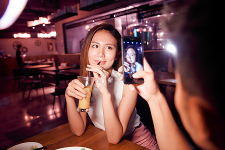 户内温馨智能手机青年情侣吃晚餐图片