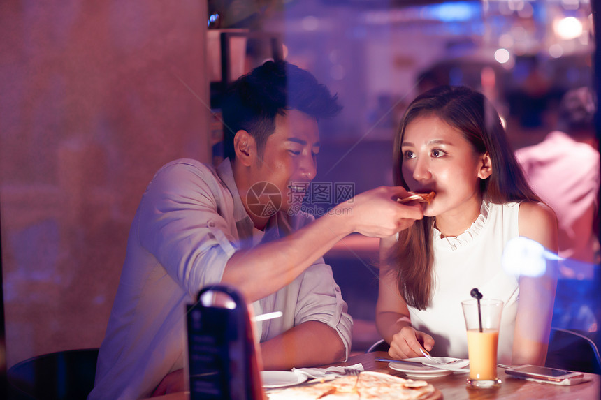 餐馆关爱相伴青年情侣吃晚餐图片