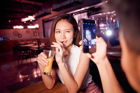 智能手机周末活动约会青年情侣吃晚餐图片