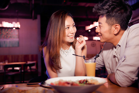 北京亮餐厅约会仅成年人快乐青年情侣吃晚餐背景