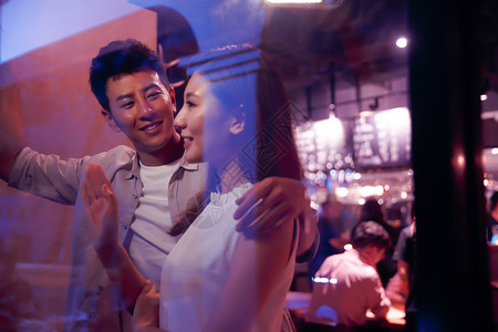 亚洲时尚约会青年情侣的夜生活图片