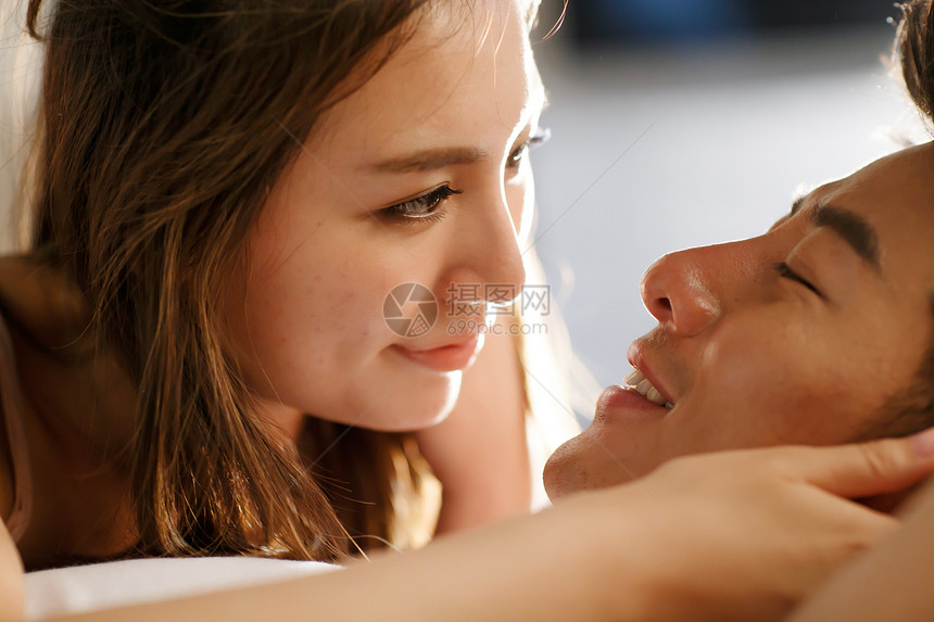 清新亚洲快乐亲密的青年情侣图片