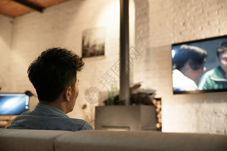 摄影成年人独处青年男人在看电视高清图片
