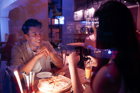 食品北京休闲青年情侣吃晚餐图片