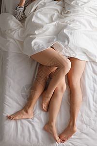 青年女人亲密的彩色图片青年情侣在床上睡觉图片