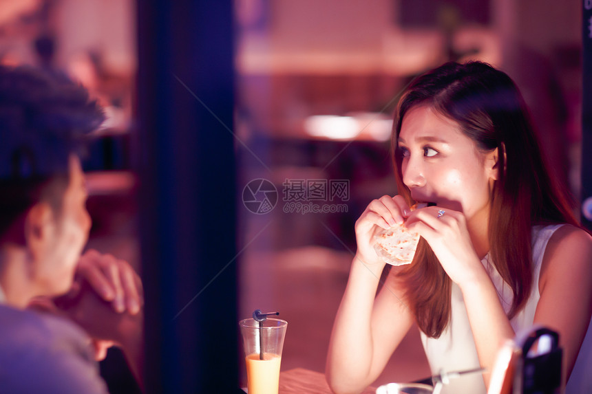 气氛食品度假青年情侣吃晚餐图片