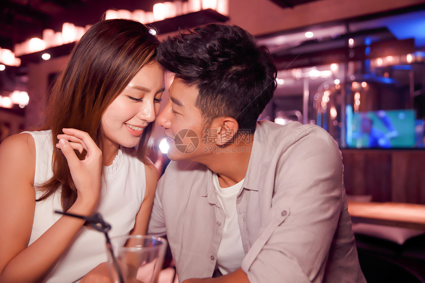 亚洲人餐馆青年情侣的夜生活图片