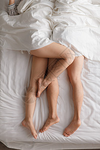 男朋友仅成年人舒适青年情侣在床上睡觉图片