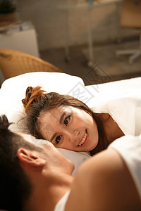 异恋宁静亲密的青年情侣在床上图片
