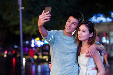 乐趣女人亚洲青年情侣在自拍图片