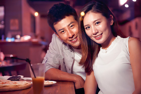 两个人兴奋健康青年情侣吃晚餐图片