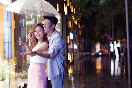 打伞约会的情侣雨天情侣一起逛街背景