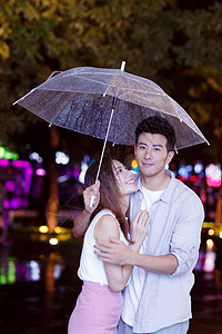 北京雨天雨天情侣一起逛街背景