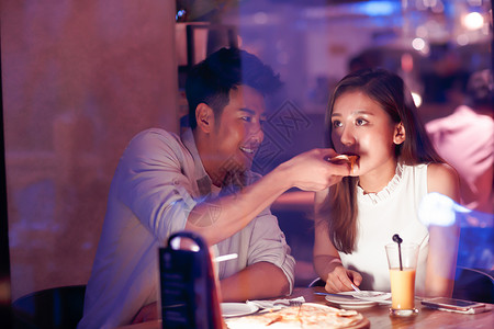 兴奋青年伴侣温馨青年情侣吃晚餐图片