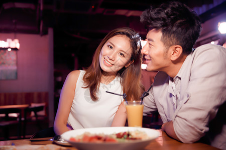 餐厅温馨果汁青年情侣吃晚餐图片