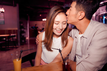 餐厅相伴青年情侣的夜生活图片