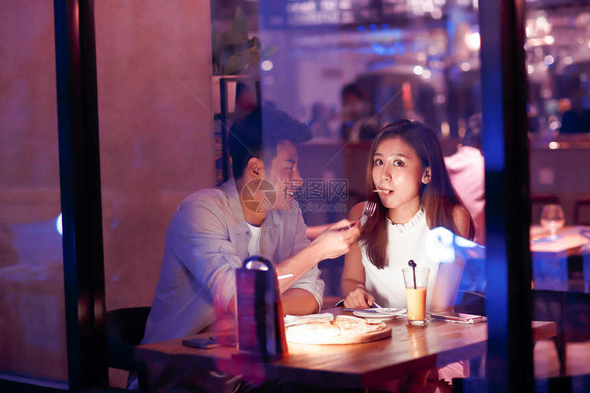 青年伴侣餐饮半身像青年情侣吃晚餐图片