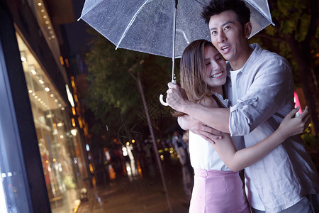 雨天情侣一起逛街高清图片