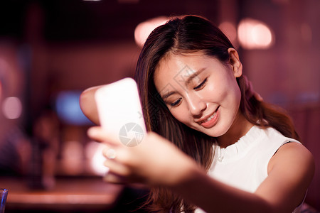 光效果时尚人青年女人用手机自拍图片