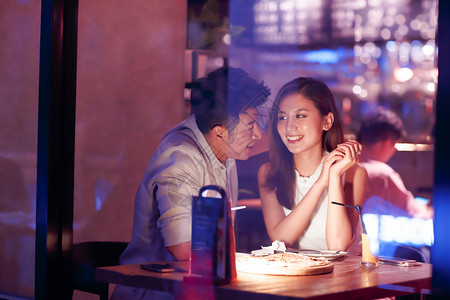 高兴的20到24岁青年伴侣青年情侣吃晚餐图片