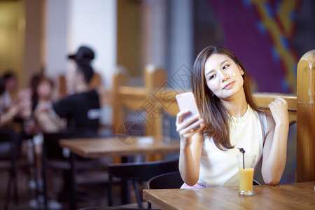 20多岁水平构图东亚青年女人在喝果汁图片