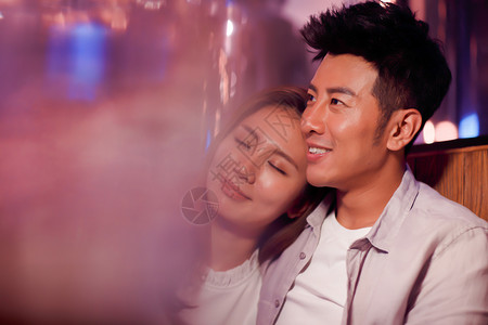 20多岁周末活动亚洲青年情侣的夜生活图片