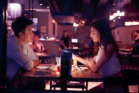 食品彩色图片满意青年情侣吃晚餐高清图片