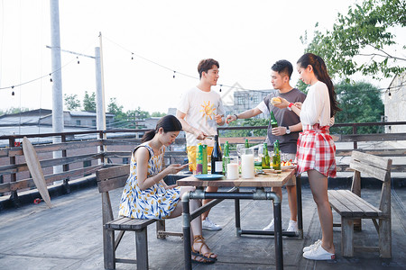 啤酒瓶庆祝一起外出聚餐的年轻男女背景