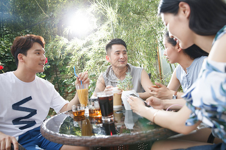 一起外出聚餐的年轻男女高清图片