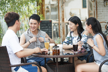 一起外出聚餐的年轻男女高清图片