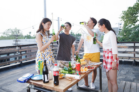 啤酒瓶庆祝一起外出聚餐的年轻男女背景