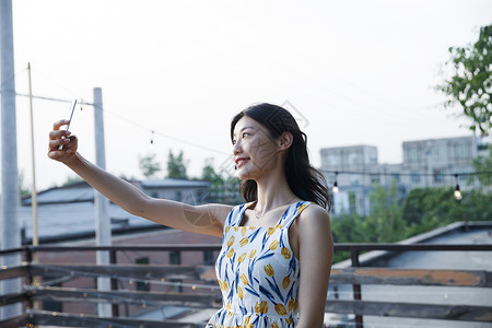 照相成年人青年女人用手机拍照图片