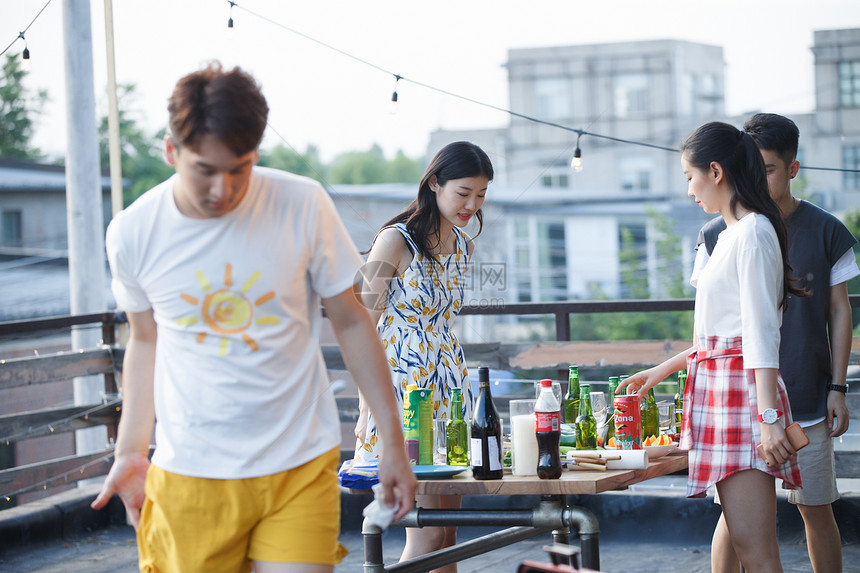 一起外出聚餐的年轻男女图片